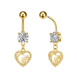Detalle de piercing de ombligo de corazón dorado con colgante de sol y luna de circón