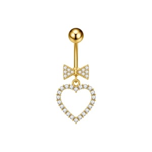Detalle de un piercing de ombligo dorado con corazón y lazo con circonitas brillantes