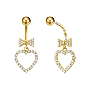 Detalle de piercing de ombligo dorado con lazo de circonita y colgante de corazón hueco