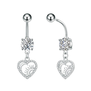 Detalle macro de piercing para ombligo de corazón plateado con circonita de estrella