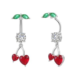 Makroansicht Bauchnabelpiercing Kirsche mit roten Herzsteinen und Schraubverschluss