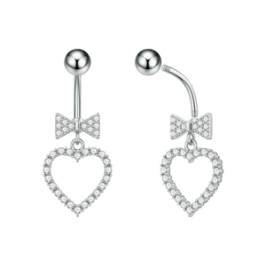 Detalle de piercing de ombligo con lazo corazón plateado, rosca y circonitas