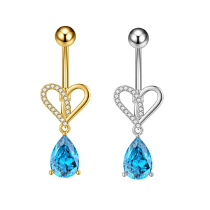 Detailopname van hartvormige navelpiercings met blauwe druppelvormige stenen en zirkoon