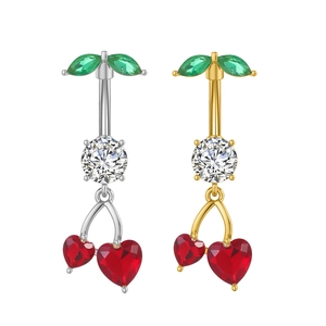 Nahaufnahme von Kirsch-Bauchnabelpiercings mit roten Herzkristallen und Zirkonia-Blättern