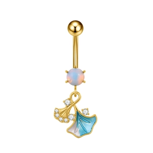 Detail van gouden navelpiercing met ginkgobladeren, opaalsteen en blauw emaille