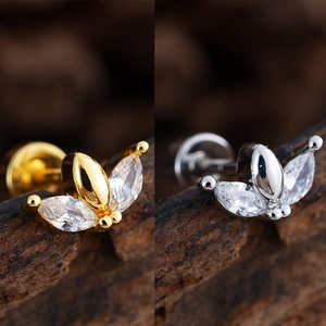 Vista macro de pendientes de circonita de talla marquesa en color oro y plata