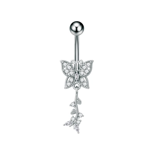 Λεπτομέρεια από ασημένιο piercing ομφαλού πεταλούδα με κρεμαστό κόσμημα από ζιργκόν