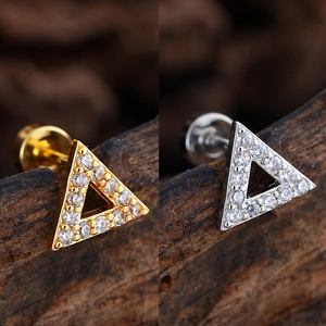 Detalle macro de pendientes geométricos triangulares con micropavé de circonitas cúbicas