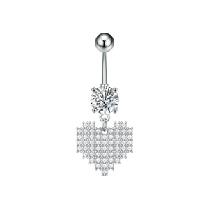 Detalle de un piercing de ombligo de corazón en acero con piedras de circón