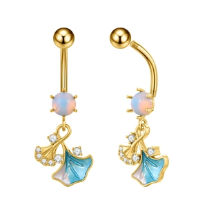 Detail van gouden navelpiercing met blauw emaille ginkgoblad, zirkoon en opaal