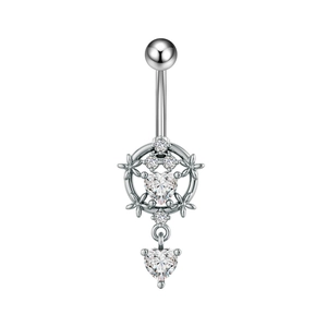 Dettaglio del piercing all'ombelico in argento con cerchio floreale e ciondoli a cuore
