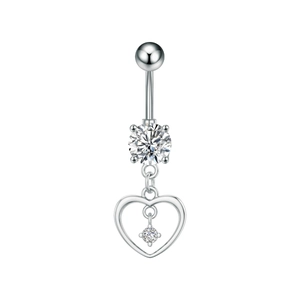Detalle de un piercing para ombligo con colgante de corazón, baño de plata y circonitas