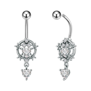 Dettaglio di piercing all'ombelico in acciaio inossidabile con fiore e zirconi a cuore