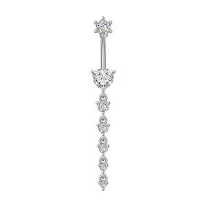 Makroaufnahme von Silber-Bauchnabelpiercing mit Herz-Zirkon und runden Schmucksteinen