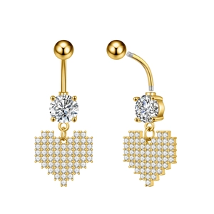 Vista de cerca de piercing para ombligo dorado con colgante de corazón y circonitas