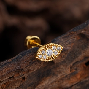 Vista macro de pendientes marquise dorados con micropavé de circonitas y cierre plano