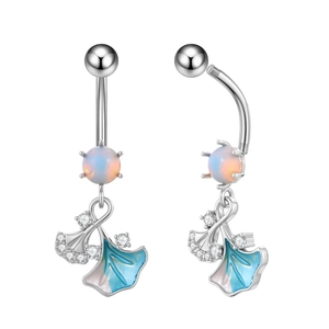Detail van navelpiercings met opaal en ginkgoblad hanger in emaille en zirkonia