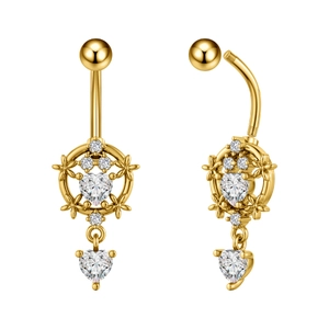 Dettaglio di piercing all'ombelico dorato con zirconi a cuore e design floreale