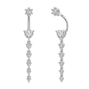 Detailansicht silberner Bauchnabelpiercing mit Herz-Anhänger und Zirkonia-Steinen