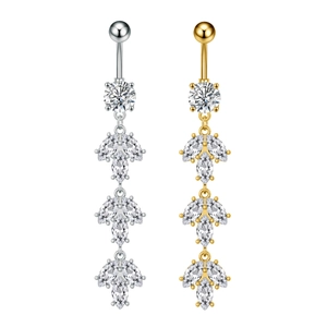 Dettaglio di piercing all'ombelico in oro e argento con pendenti in zircone a foglia