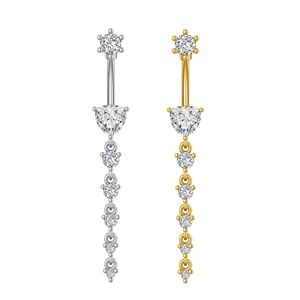 Detail von Bauchnabelpiercings mit Herz-Zirkon und langen Quasten in Gold und Silber