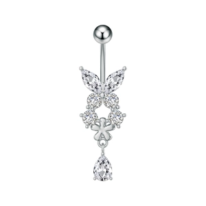 Dettaglio di piercing all'ombelico in argento con zircone a farfalla e goccia pendente