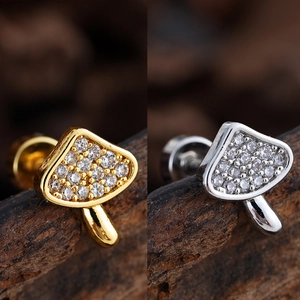 Detalle de pendientes de hongo con circonitas engastadas y chapado en oro real