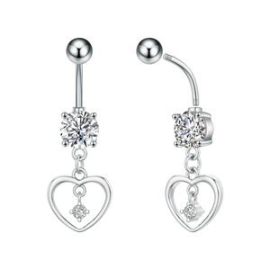 Detalle de piercing de ombligo de corazón en acero plateado con circonitas cúbicas