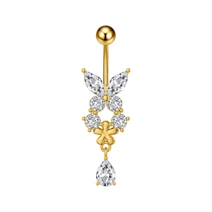 Dettaglio di un piercing all'ombelico dorato con farfalla in zircone e pendente a goccia