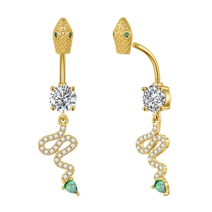 Detailansicht goldener Schlangen-Bauchnabelpiercing mit grünen und weißen Zirkonia