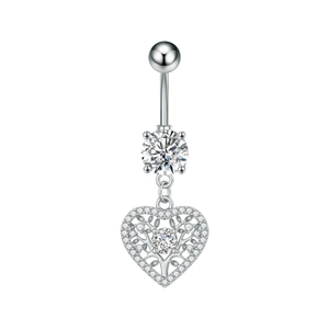 Detalle del piercing de ombligo con árbol de la vida en corazón y circonitas brillantes