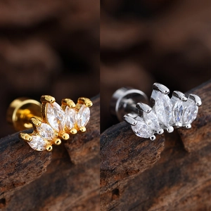 Primer plano de pendientes de corona en oro y plata con circonitas de corte marquesa