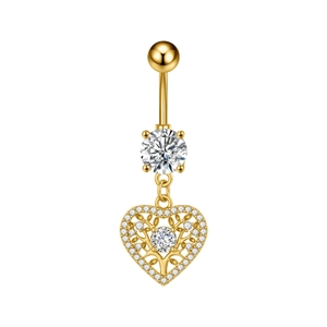 Detalle de un piercing de ombligo dorado con colgante de corazón árbol de la vida y circonitas
