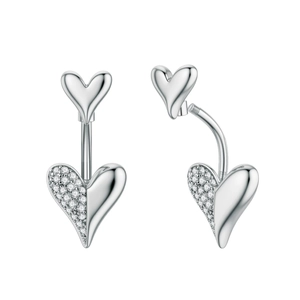 Detalle del piercing de ombligo en forma de corazón con circonitas y acabado plateado