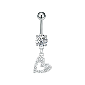 Vista de cerca del piercing de ombligo con corazón plateado y circonitas brillantes