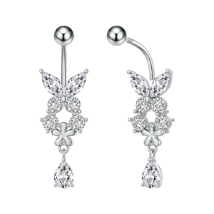 Dettaglio del piercing all'ombelico a farfalla e fiore con pendente a goccia in zirconia