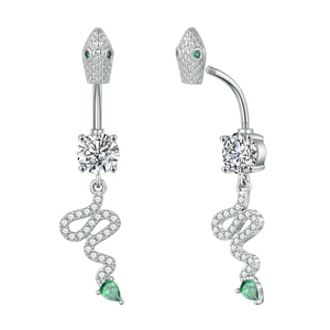 Makroansicht der silbernen Schlangen-Bauchnabelpiercing mit grünen Zirkonia-Steinen