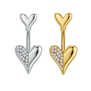 Detalle de piercings de ombligo en forma de corazón con circonitas y acabado pulido