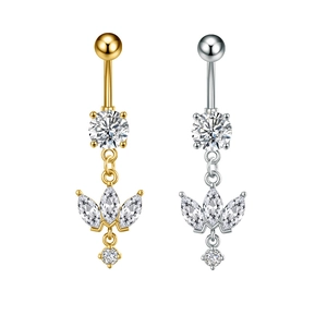 Detailweergave van de kroonvormige navelpiercings met zirkonia in goud en zilver