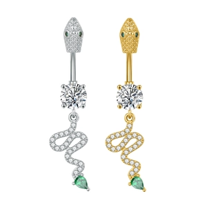 Detailansicht von Schlangen-Bauchnabelpiercings mit grünen Zirkonia und Kristallen