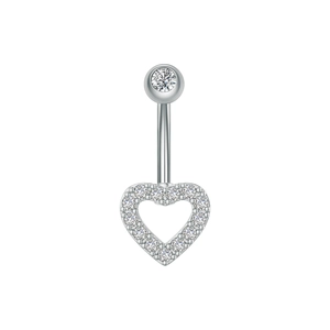 Detalle de piercing de ombligo de corazón con circonitas pavé y cadena plateada