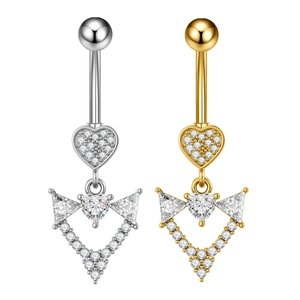 Dettaglio dei piercing all'ombelico a cuore con zirconi in acciaio inossidabile lucido