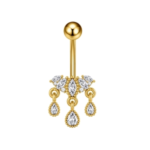 Detail van een gouden roestvrijstalen navelring met een hanger van zirkonia en druppelolie