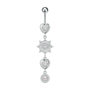 Dettaglio del piercing all'ombelico con zircone a cuore, occhio di Allah e perla tonda