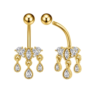 Macro detail van een gouden navelpiercing met marquise- en peervormige zirkonia stenen