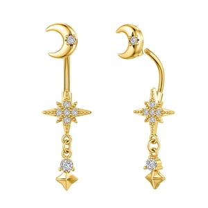 Detailansicht von vergoldeten Bauchnabelpiercings mit Mond und Stern Anhängern und Zirkonia