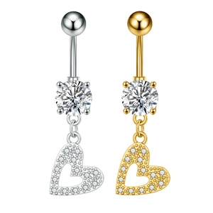 Detalle de piercings de ombligo en forma de corazón con circonitas en acabados oro y plata