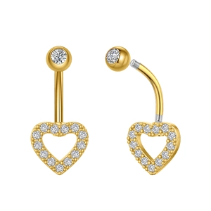 Detalle del piercing de ombligo dorado con colgante de corazón y micro-pavé de circonitas