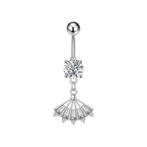 Detalle de piercing de ombligo plateado con colgante en forma de abanico y circonitas