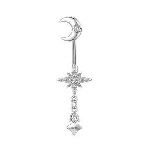 Nahaufnahme von Bauchnabelpiercing aus Edelstahl mit Mond- und Sternanhänger Zirkon